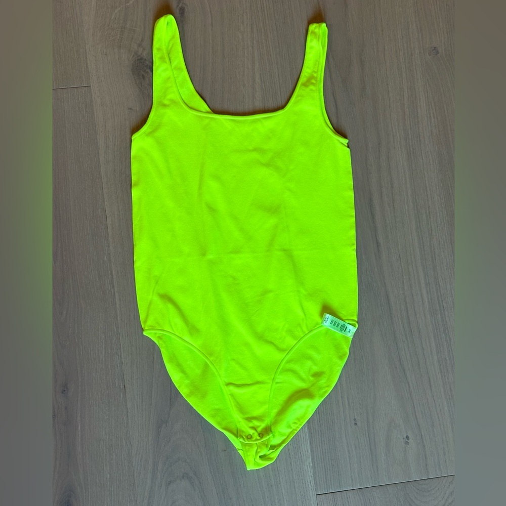NWT SKIMS essentials scoopneck bodysuit neon yellow small